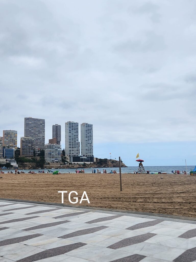 Paseo primeras horas por el paseo de la playa